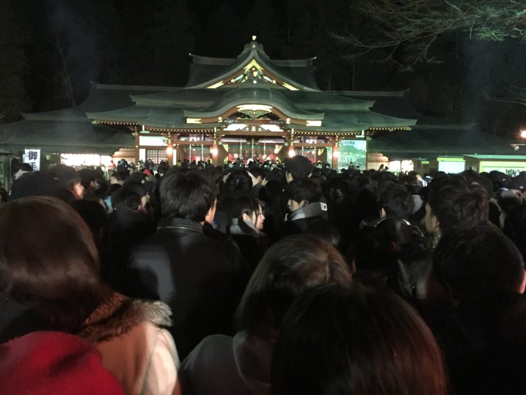 Kuil di Jepang sedang Merayakan Tahun Baru pada Malam Hari