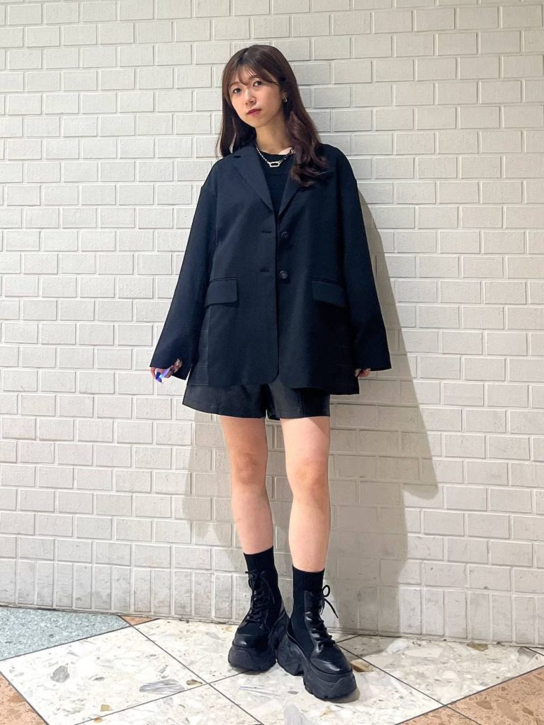 Ide menggunakan sepatu boots warna hitam ala cewek Jepang