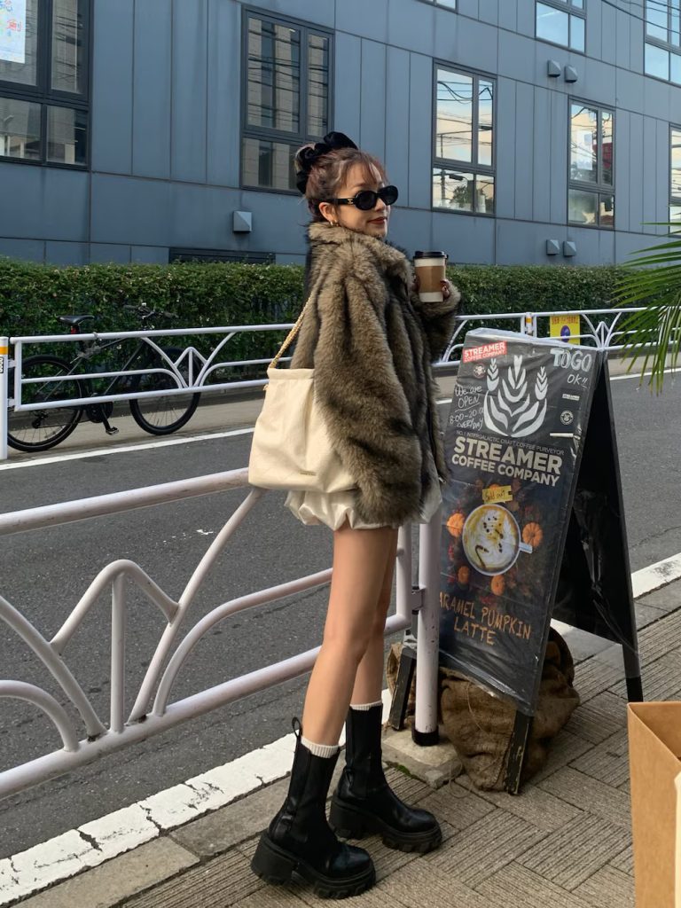 Cewek Jepang Memakai Sepatu Boots di Jalan