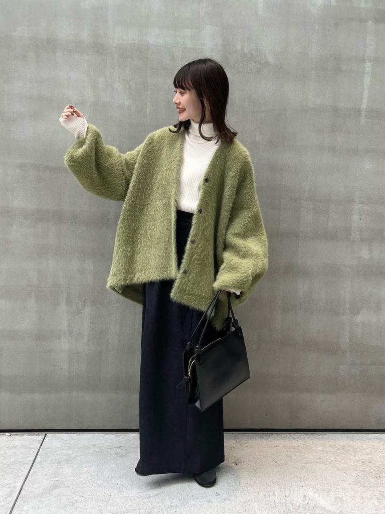 Cewek Jepang Pakai Outfit Cardigan Warna Hijau